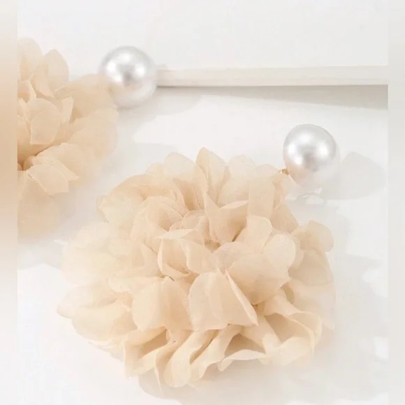 ✨NEW Elegant Cream Floral Earrings - Picture 3 of 4